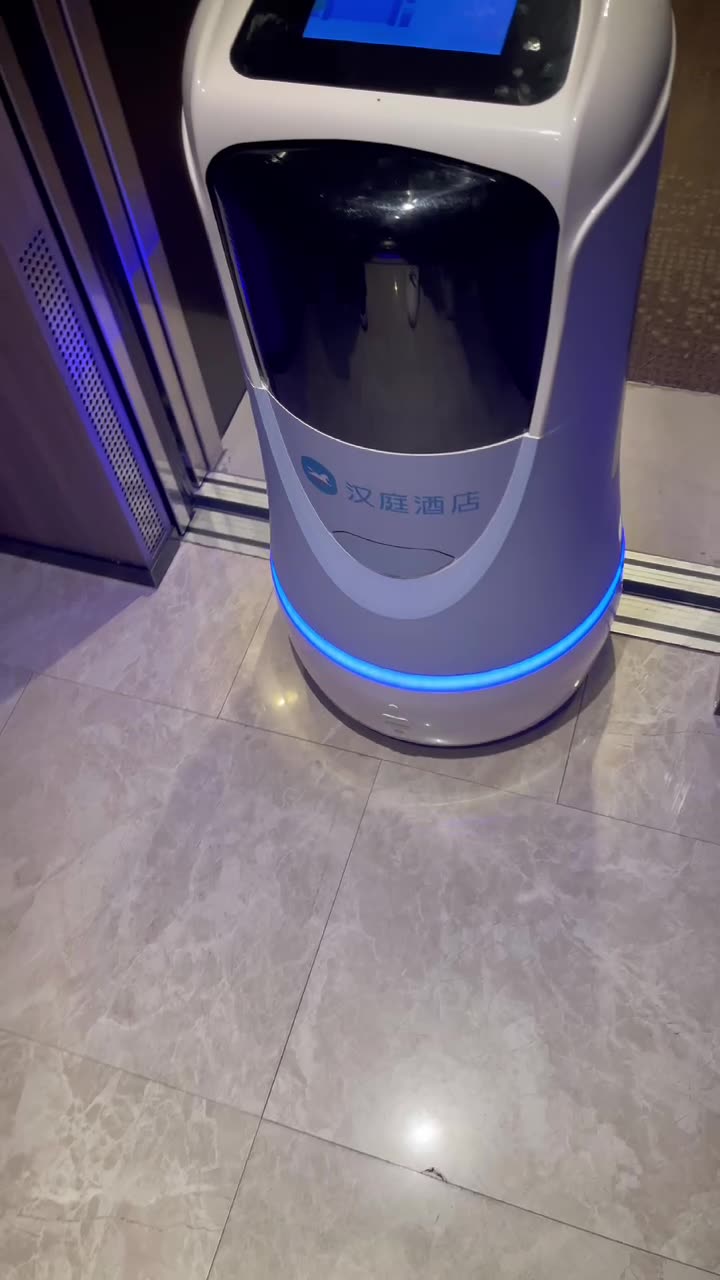 店里的工作人员很热情,清洁阿姨特别友好,最喜欢的是他们店里的机器人